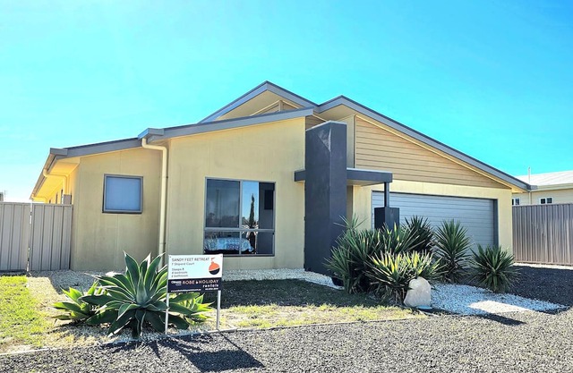 Sandy Feet Retreat - Family fun and pet friendly inside! Bring the furbabies!
