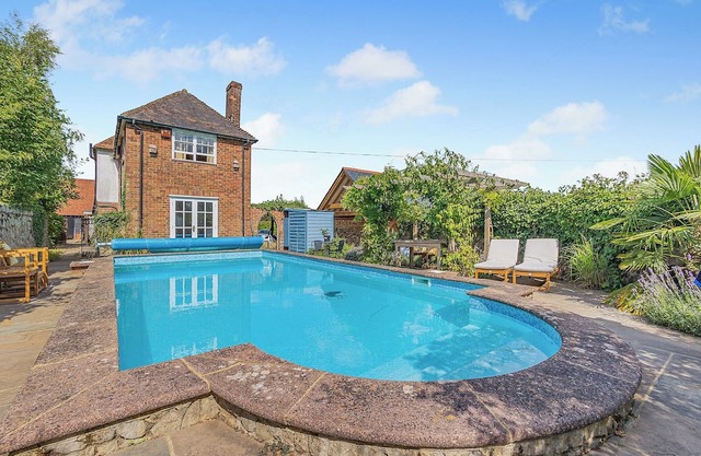 2 bedroom accommodation in Faversham