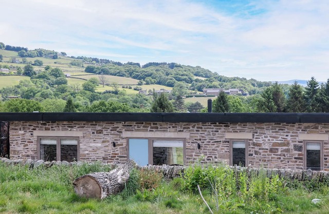 THE STABLES - VINEYARD STAY, pet friendly in Marple Bridge