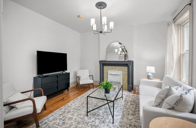 Charming 2-bedroom apartment in lovely St. Louis with WiFi, AC