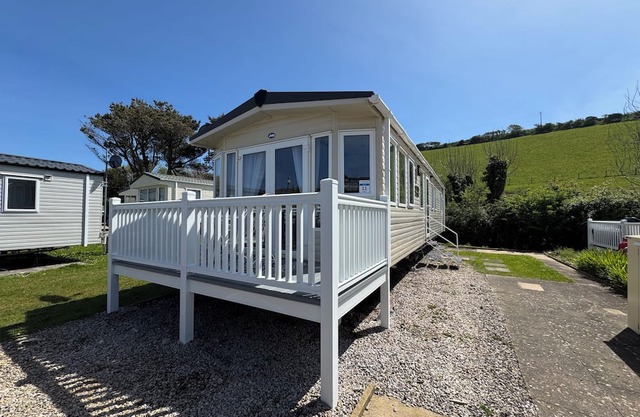 Beach Coast Getaway in South Devon! Hill Views and on site entertainment,