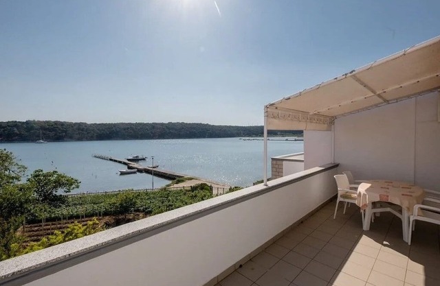 One bedroom apartment with terrace and sea view Palit, Rab (A-24303-c)