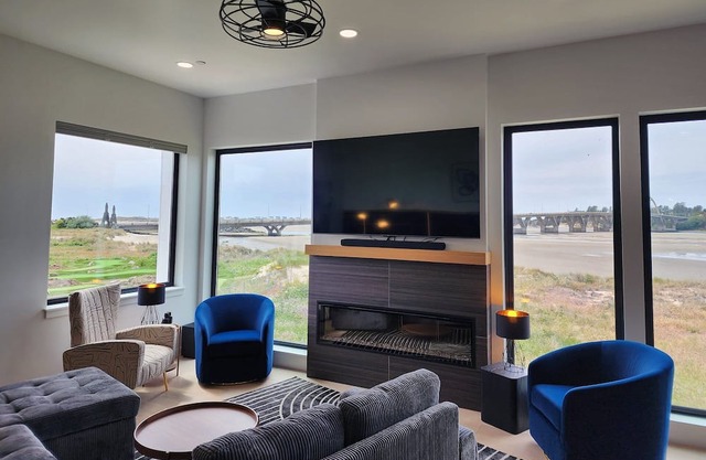 Spectacular Bridge and Bay Views! Bayfront, Hot Tub, Dog Friendly, Fireplace!