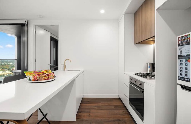 Luxury & Cozy Box Hill living | Shared Pool & Gym