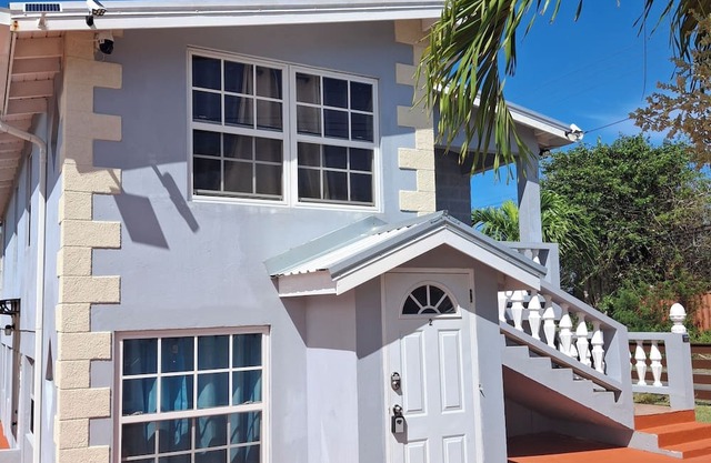 Brett's Place [Entire Building]: 4-bedroom oasis