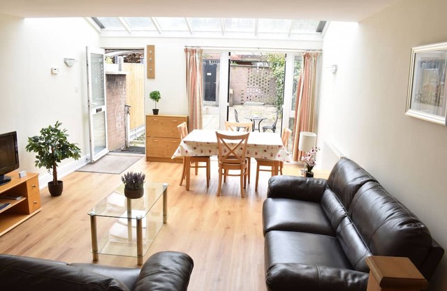 Spacious 2-Bedroom House, Central Richmond