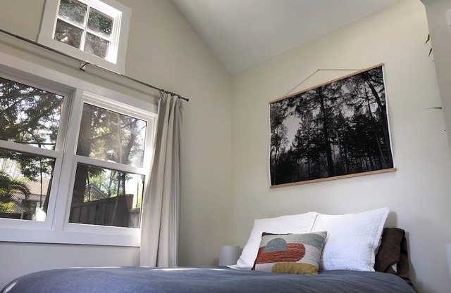 Cozy Redwood Cottage by the Bay