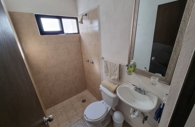 Spacious House With Pool and Parking, Wi-Fi - Up to 14 Guests