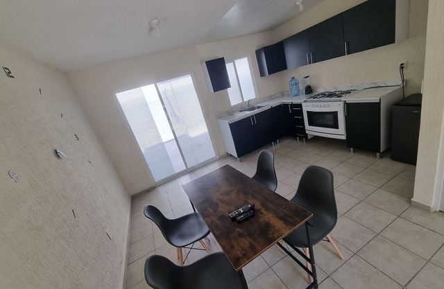 House With Swimming Pool, Full Kitchen, Wi-Fi, Free Parking, Up to 6 Guests