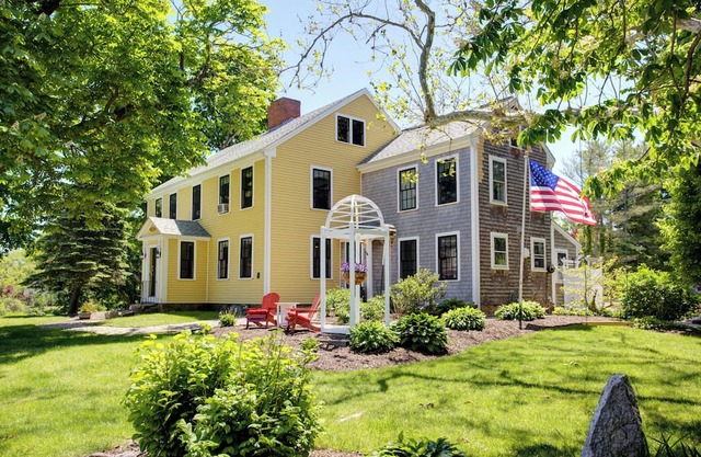 Gorgeous Old Farmhouse w/Spa Near Beach. Pet Friendly!