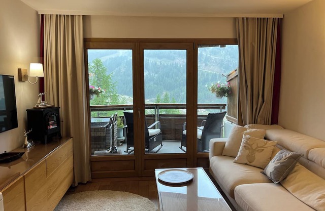 Magnificent 2-room apartment for 5 people with incredible view and large south-facing terrace