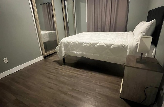 Welcoming 3-bedroom house with WiFi in Edmonton and smart tv per room.n