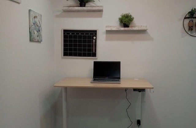 Serene 2-bedroom house with AC in North Miami