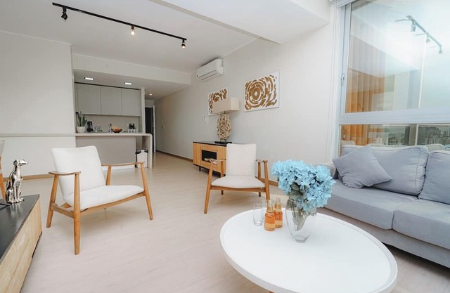 Luxury 2BR Cityview apt, parking and balcony