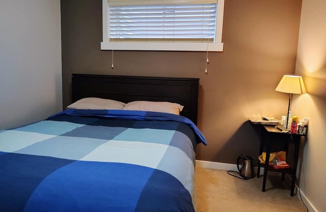 Charming 2-bedroom house with WiFi, fitness room in nice Edmonton