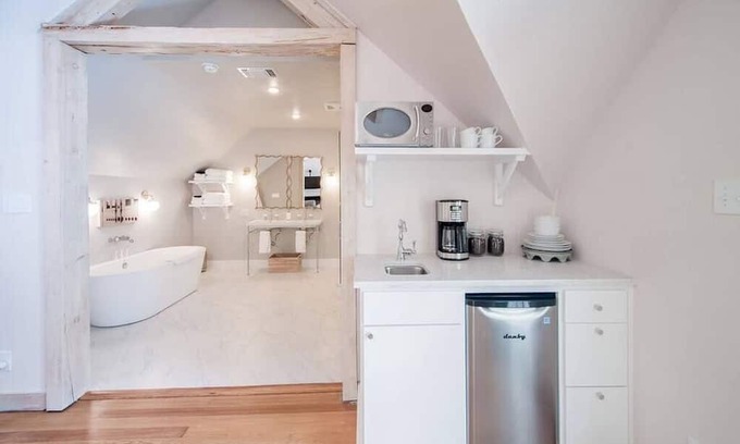 Fredericksburg Apartment | Hot Tub, King Bed, Walk to Main, Luxe Bath - No. 3