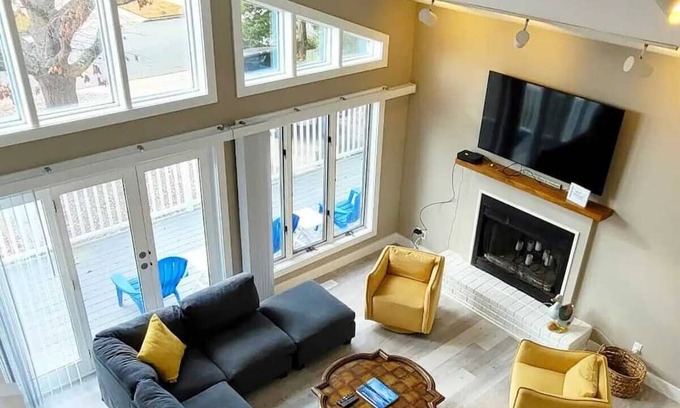 Villas Ski Chalet | Family-Friendly Chalet By The Bay with Pet Hospitality