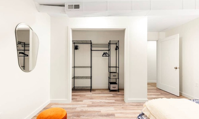 Richmond Apartment | Stylish Loftium 1 BR Suite with Kitchen in Richmond