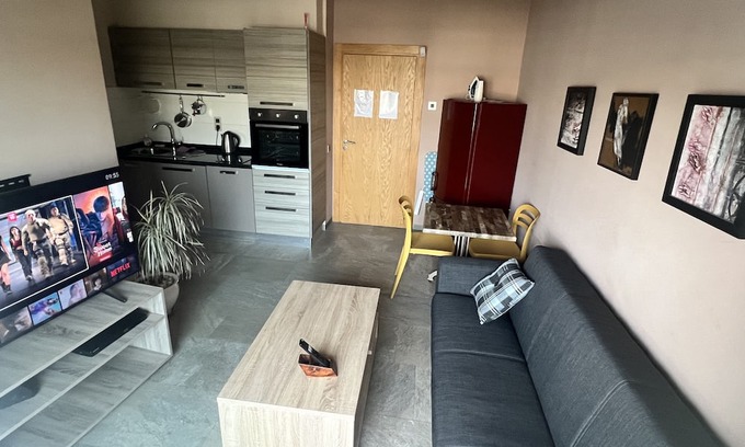 Haut Founty Apartment | Budget-Friendly Studio Steps from the Beach with Child Access