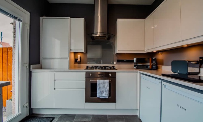Pilton House | 2 Bed Main Door bright Modern apt with Garden & free Parking