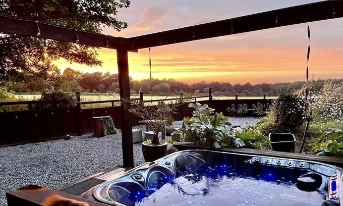 Bristol House | Luxury Lodge close to Clifton Suspension Bridge, hot tub. Sleeps 2 people.