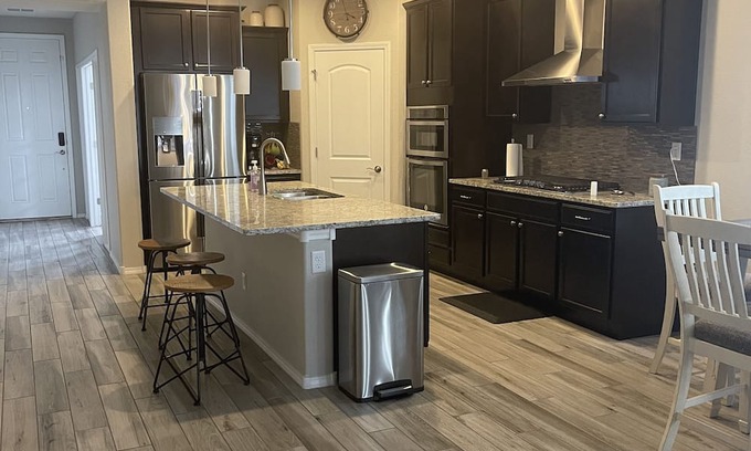 Tierra Oeste House | Discover Comfort Near I-40: Perfect for Families & Pets