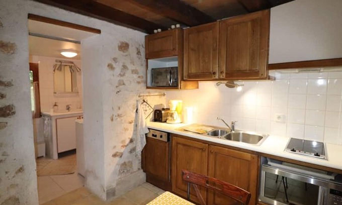 Saint-Constant-Fournoules Cottage | Cozy Gite Saint-Constant for 2 with Pet-Friendly Amenities