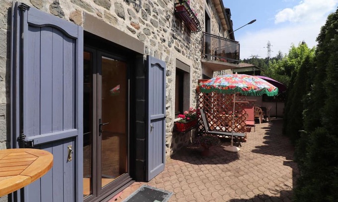 Saint-Flour Cottage | Cozy Gite Saint-Flour: Ideal for Families with Kitchen