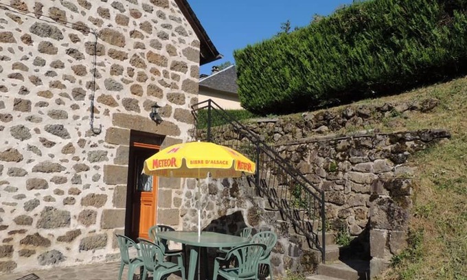 Saint-Projet-de-Salers Cottage | Family-Friendly Gite Saint-Projet-de-Salers with Kitchen