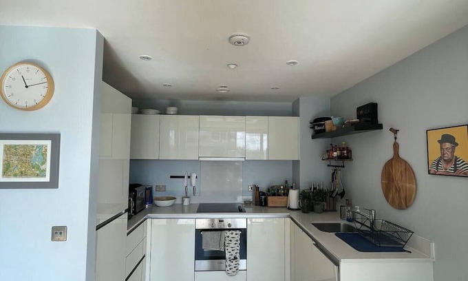 Woodberry Down Apartment | Bright 2BD Flat with Private Balcony in Manor House