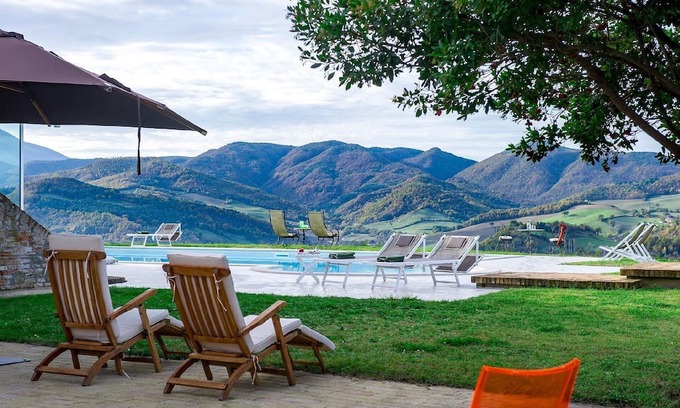 Urbania House | Cozy Urbania Holiday Home for 8 with Pool & Breakfast