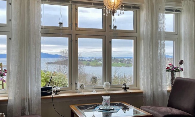 Kvinnherad House | Oceanfront Holiday Home for 6 in Beautiful Sæbøvik
