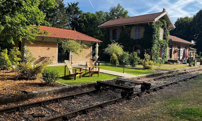 Boiscommun Bed & Breakfast | Cozy Guestroom Boiscommun: Ideal Studio for Two Guests