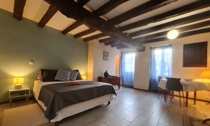 Nohant-Vic Bed & Breakfast | Cozy Nohant-Vic Studio Flat for Two, Family-Friendly Comfort