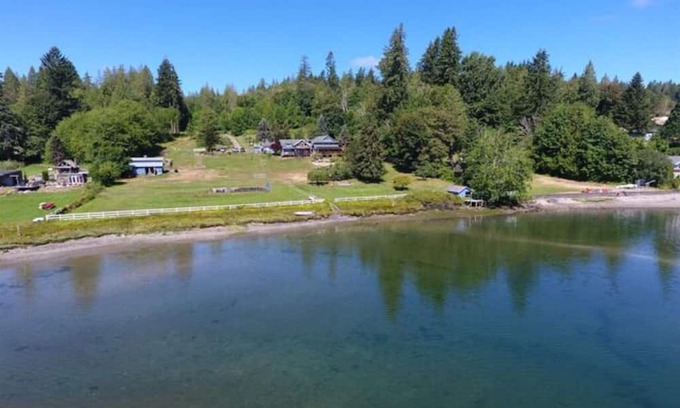 Shelton House | Pet-Friendly Beach Casita at Allyn Inn - Family Retreat