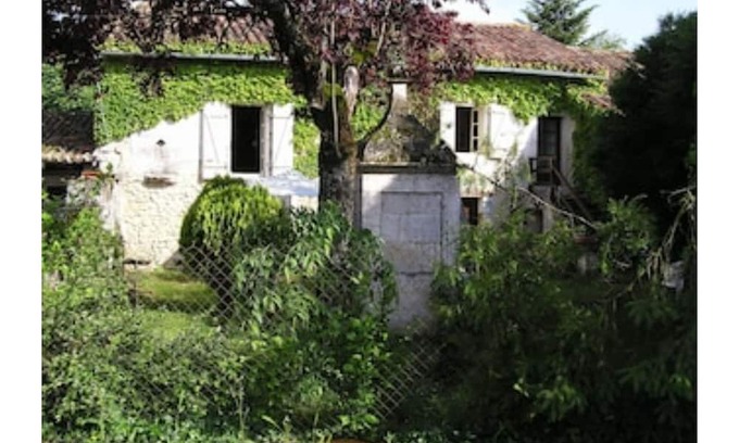 Champagne-et-Fontaine House | Tranquil Cottage Stay: Pet Friendly & Family Welcoming