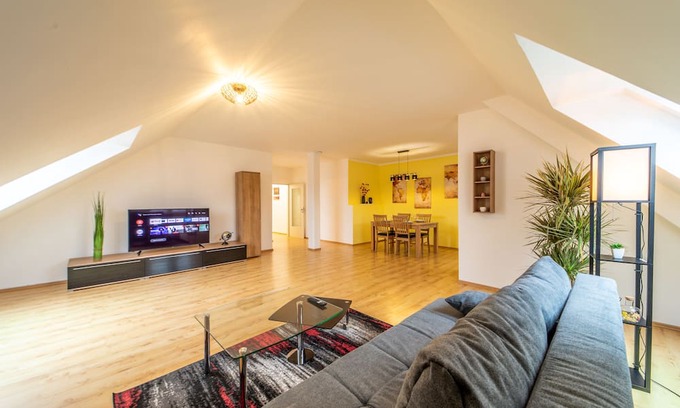 Coburg Apartment | Modern top floor apartment with parking - Netflix