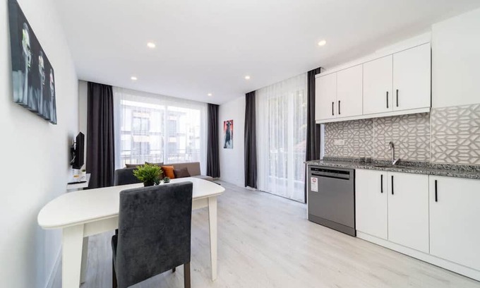 Eski Lara Apartment | Cozy Central Flat with Balcony in Muratpasa for Families