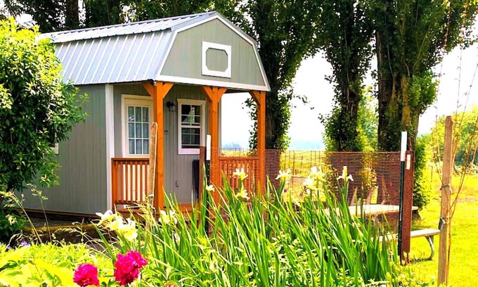 Lynden Cabin | Discover Tranquil Glamping at a Welcoming Farm Retreat