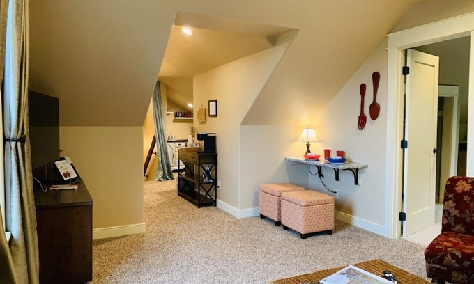 Selah House | Relax in Lookout View Suite: Family-Friendly Retreat