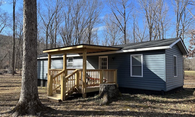 Lyndhurst House | Inviting Creekside Retreat Near National Forest Trails