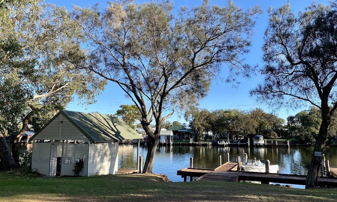 South Yunderup House | Absolute River Front - 2 b/room, fully equipped, pool, jetty, close boat ramp