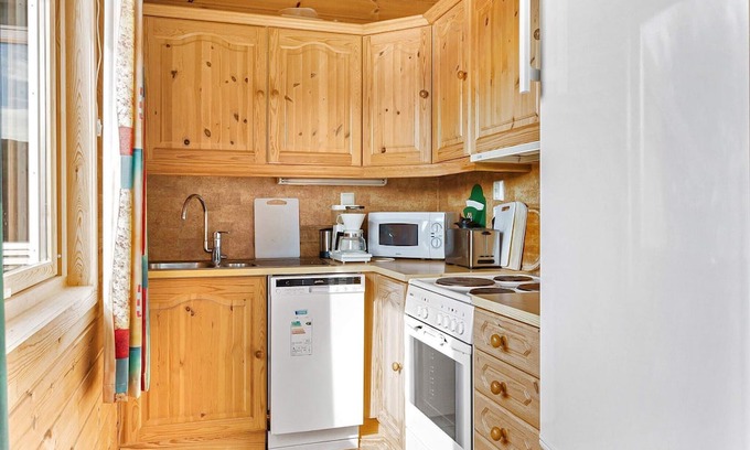 Gulen Municipality House | Family-Friendly 6-Person Holiday Home with Ocean Views