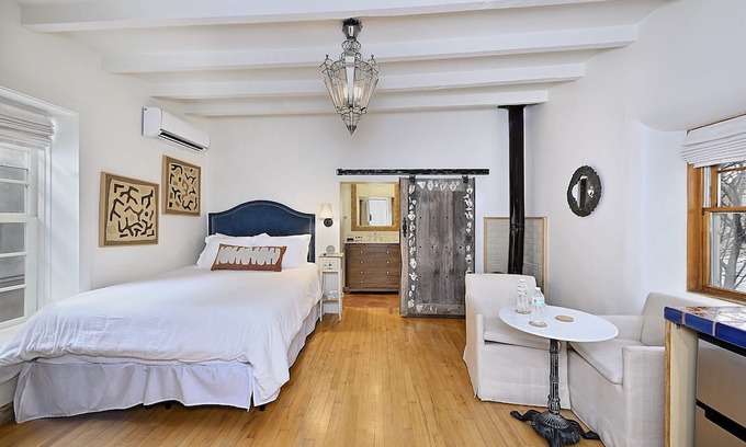 Historic Eastside Bed & Breakfast | Pet-Friendly Downtown Casita 8 with Kitchen Access