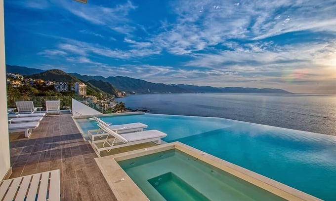 South Shore Hotel Area Apartment | Oceanfront 2BR Condo at Orchid with Pool & Ocean View