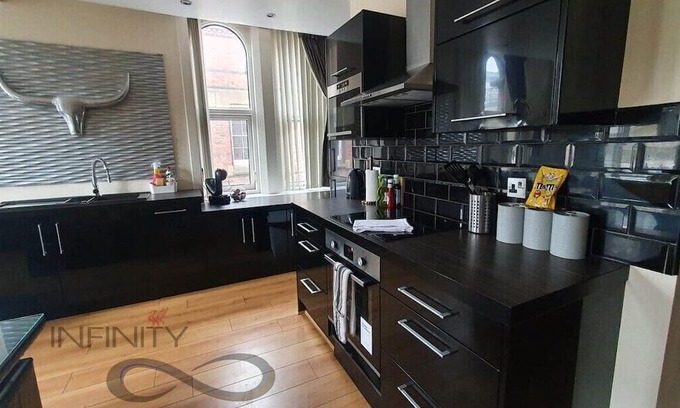 St George's Quarter Apartment | Two-Bedroom Apartment with Spa and Hot Tub in Merseyside