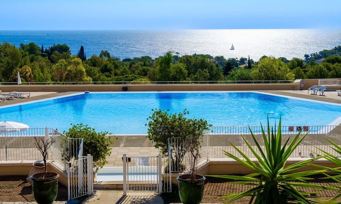 Le Dramont Apartment | Seaside Retreat: Apartment "Vue Île d'Or" with Pool