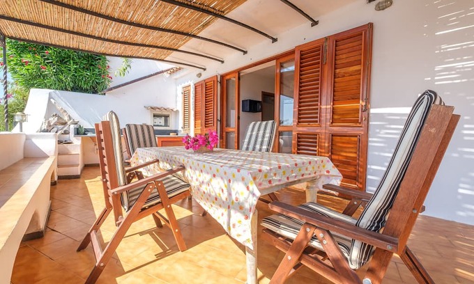 Canneto Apartment | Cozy Apartment 'Oleandro' with Private Terrace & Wi-Fi