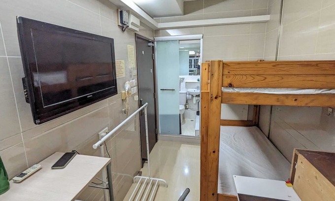 Mong Kok House | Comfortable Hostels for 3 at Mongkok MTR Station