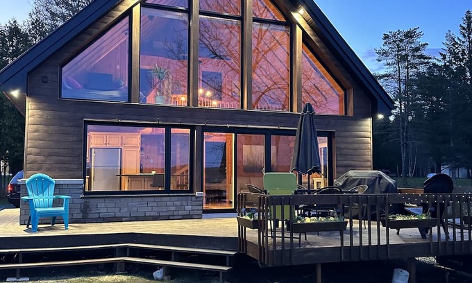Le Haut-Saint-Francois Regional County Municipality Ski Chalet | Superb log cabin *Spa* *Waterfront*